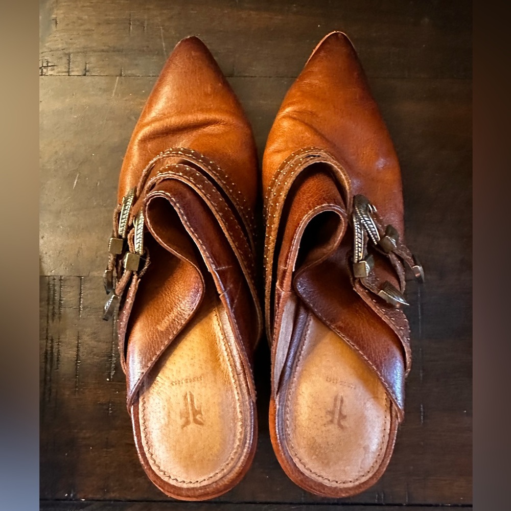 Frye clog